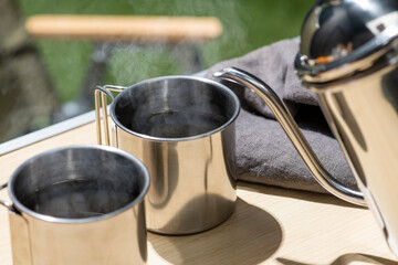 アウトドアのキャンプでコーヒーを淹れて飲む