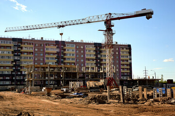 construction of an administrative building in a monolithic way using a tower crane