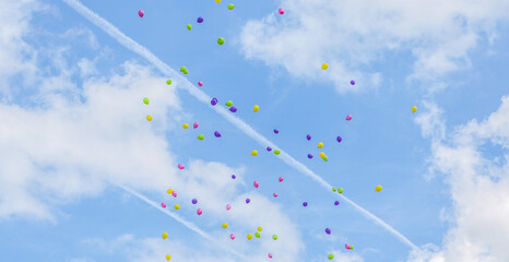 Bunte Ballons am Himmel mit Wunschkarten - obrazy, fototapety, plakaty