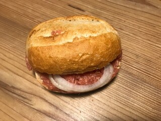 lecker frisches brötchen mit mett hackepeter hackfleisch