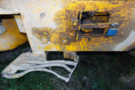 Step and fuel tank of an agricultural vehicle
