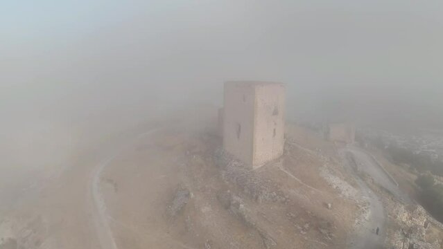 castillo de la estrella visto entre un banco de niebla, Andaluc&iacute;a