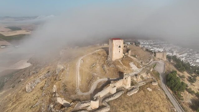 castillo de la estrella visto entre un banco de niebla, Andaluc&iacute;a