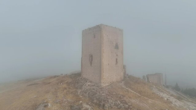 castillo de la estrella visto entre un banco de niebla, Andaluc&iacute;a