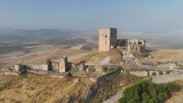 castillo de la estrella visto entre un banco de niebla, Andaluc&iacute;a
