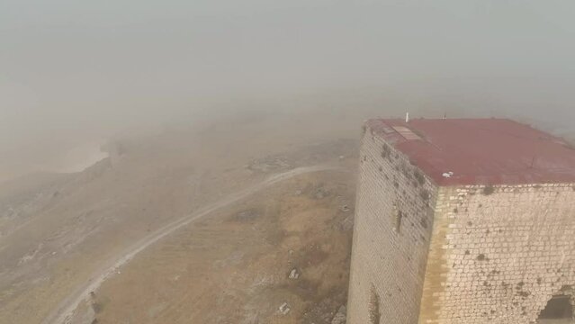 castillo de la estrella visto entre un banco de niebla, Andaluc&iacute;a