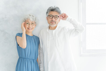 眼鏡をかけたシニア夫婦