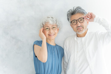 眼鏡をかけたシニア夫婦