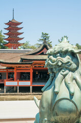広島 夏の厳島神社の狛犬と五重塔