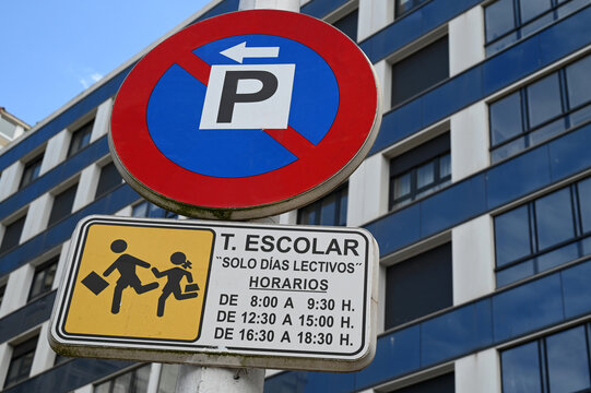 Panneau de signalisation interdisant le stationnement seulement les jours d'&eacute;cole &agrave; certaines heures