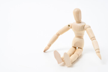 座るデッサン人形　