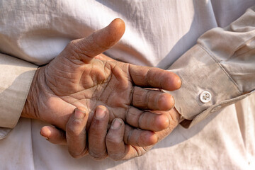 Fototapeta premium a laborer wrinkled hand holding on back