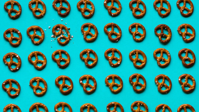 Pretzel crackers sobre fondo color azul