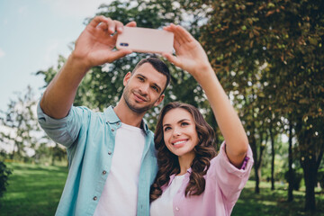 Naklejka premium Photo of shiny adorable husband wife dressed casual clothes recording self video modern device enjoying sunshine outside backyard