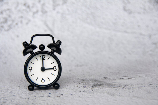Alarm clock pointing at 3 o'clock with customizable space for ideas or text. Copy space.