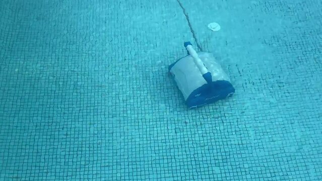Automatic Underwater Vacuum Pool Cleaning Robot.