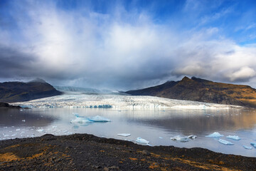 Autumn colours at Fjallsarlon glacier lagoon, Southern Iceland. Part of the Vatnajokull Glacier, the largest ice cap in iceland.