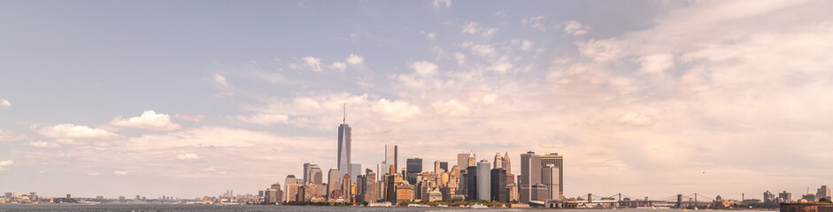 Fototapeta na wymiar panoramic view of new york city under the cloudy sky