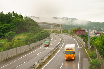 山間の高速道路を見下ろす景色