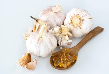 Garlic bulbs and capsules oil.