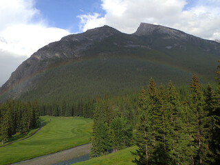 Arc-en-ciel devant les montagnes Rocheuses canadiennes à Banff