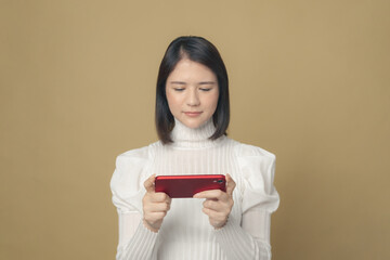 Fototapeta premium スマホを使う女性