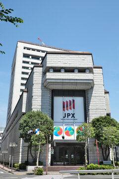 再編された【東京証券取引所】　（プライム／スタンダード／グロースを表記した正面ファサード　2022）