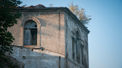 Antiguo palacio abandonado y deteriorado