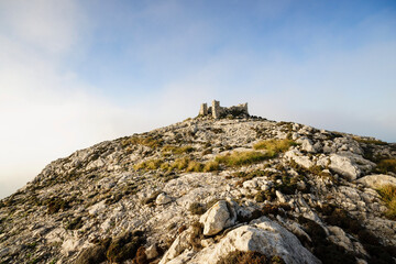 Fototapeta premium cima de la Mola de S'Esclop ,ruinas de la cabaña de piedra conocida como la caseta del francés donde habitó François Aragó, Estellencs, Mallorca, islas baleares, españa, europa
