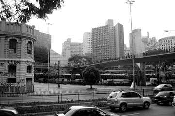 
Tráfego de carros no corredor norte sul ao lado da Praça da Bandeira, São Paulo, Brasil.
