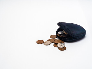 チャックが開いた黒い小銭入れからこぼれ出る日本円のコイン