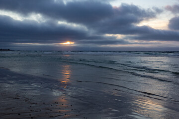 Obraz premium Dramatic stormy sunset on the ocean