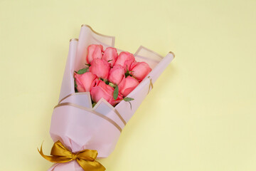 Fototapeta premium Bouquet of beautiful gold roses with paper and bow