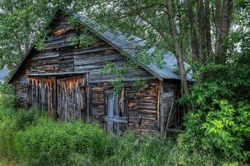 Fototapeta na wymiar old abandoned log building