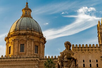 Blauwe lucht boven de koepel en het standbeeld van de kathedraal van Palermo overdag