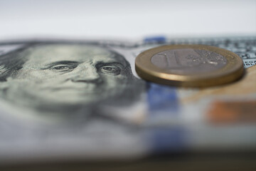 El Euro moneda de Europa y billete de dólar de Estados Unidos.
