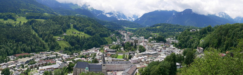Fototapeta na wymiar Panorama auf Berchtesgaden mit umliegenden Bergen