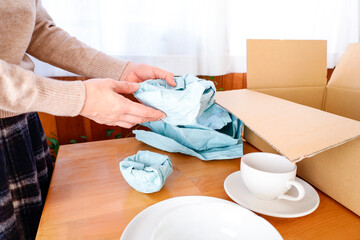 いろいろな食器とダンボールと女性