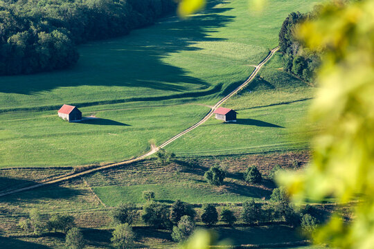 Zwei H&auml;user auf den Wiesen