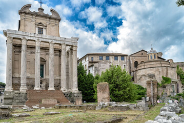 Fototapeta na wymiar Templo de Antonino y Faustina, Palatino Roma