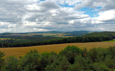Blick in die Eifellandschaft und auf die Hohe Acht im Hintergrund vom Eifelturm Boos in der Eifel,...