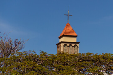 Detalhe da torre da Paróquia São Francisco de Assis - Diocese de Anápolis em Goiás, vista por...