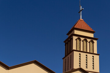 Fototapeta na wymiar Detalhes da Paróquia São Francisco de Assis - Diocese de Anápolis em Goiás com céu azul ao fundo.