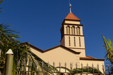 Detalhes da Paróquia São Francisco de Assis - Diocese de Anápolis em Goiás com céu azul ao...