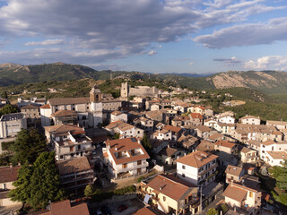 immagine aerea di Castel San Pietro Romano, paesino appoggiato sulla montagna, a poca distanza da Roma