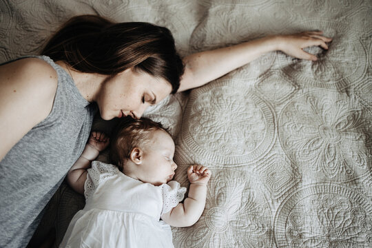 Baby sleeps with mather