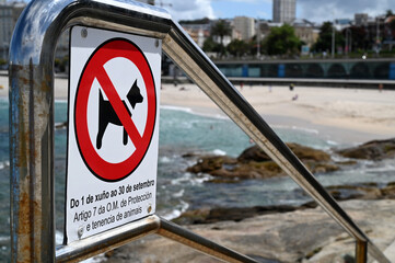 Panneau interdisant en espagnol la plage aux chiens