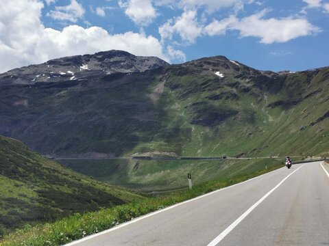 Einsamer Biker auf der Passstraße in den Alpen. Fernpass.