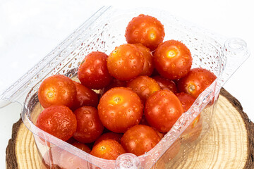 Fresh cherry tomatoes, organic cherry tomatoes, cherry tomatoes isolated, cherry tomatoes in white background, cherry tomatoes red, cherry tomatoes box, macro cherry tomatoes, cherry tomatoes cut out