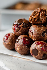 Boules d'énergie, chocolat et canneberge.